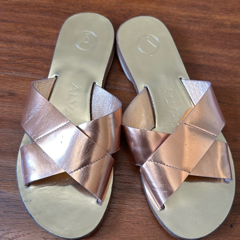 Alvaro Gonzalez Antonia Slide Rose Gold Sandals
Metallic Leather Summer size36